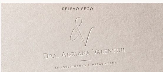 Logotipo aplicado em relevo seco sobre papel texturizado